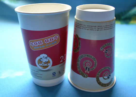 O profissional leva embora copos de papel dobro de parede para a bebida/chá/líquido