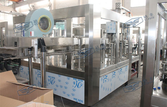 PLC は水生産ライン、15000BPH プラスチックびんの Monoblock の充填機を制御します
